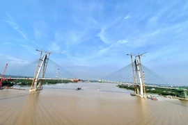 Cầu Mỹ Thuận 2 có nhịp chính kết cấu dây văng dài 650m; nhịp dẫn kết cầu dầm Super T và dầm hộp đúc hẫng cân bằng dài 1.276m. (Ảnh: Huy Hùng/TTXVN) 