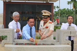 Lãnh đạo Thành phố Hồ Chí Minh và huyện Hóc Môn dâng hương tại Di tích Lịch sử Văn hóa cấp Quốc gia Ngã Ba Giồng. (Ảnh: Thanh Vũ/TTXVN) 