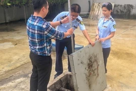 Lực lượng chức năng kiểm tra bồn chứa xăng của Doanh nghiệp tư nhân C.H. (Ảnh: TTXVN phát)