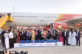 Đại diện lãnh đạo Ủy ban Nhân dân tỉnh Khánh Hòa, các cơ quan chức năng địa phương đã ra tận cầu thang máy bay để đón chào các du khách trên chuyến bay. (Ảnh: Tiên Minh/TTXVN)