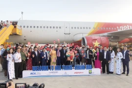 Đại diện lãnh đạo Ủy ban Nhân dân tỉnh Khánh Hòa, các cơ quan chức năng địa phương đã ra tận cầu thang máy bay để đón chào các du khách trên chuyến bay. (Ảnh: Tiên Minh/TTXVN)