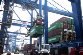 Hoạt động bốc dỡ hàng hóa xuất nhập khẩu tại Tân Cảng Cát Lái. (Ảnh: Hồng Đạt/TTXVN) 