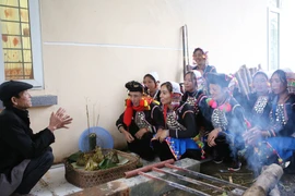 Thầy mo làm lễ cúng tổ tiên và thần linh. (Ảnh: Quý Trung/TTXVN) 