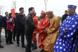 Ông Võ Văn Thưởng, Ủy viên Bộ Chính trị, Thường trực Ban Bí thư thăm hỏi các bậc cao niên tại buổi lễ phát động Tết trồng cây. (Ảnh: Đỗ Huyền/TTXVN)