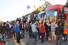 Chuyến xe công đoàn đưa công nhân về quê đón Tết. Ảnh minh họa. (Nguồn: TTXVN)