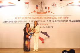 Bà Nguyễn Thị Ngọc Dung (trái), Chủ tịch Hội hữu nghị Việt -Pháp Thành phố Hồ Chí Minh tặng hoa chúc mừng bà Emmanuelle Pavillon-Grosser (phải), Tổng Lãnh sự Cộng hòa Pháp tại Thành phố Hồ Chí Minh. (Ảnh: Xuân Khu/TTXVN)