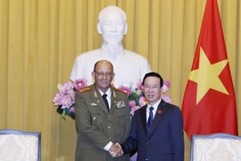 Chủ tịch nước Võ Văn Thưởng và Tổng Tham mưu trưởng, Thứ trưởng Bộ các Lực lượng Vũ trang Cách mạng Cuba Roberto Legrá Sotolongo. (Ảnh: Thống Nhất/TTXVN) 