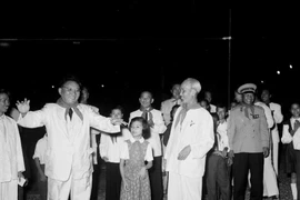 Thiếu nhi thủ đô chào mừng Bí thư thứ nhất Đảng Nhân dân Cách mạng, Chủ tịch Hội đồng Bộ trưởng nước Cộng hòa Nhân dân Mông Cổ Tsedenbal sang thăm Việt Nam tại Phủ Chủ tịch, tối 31/8/1959. (Nguồn: TTXVN) 