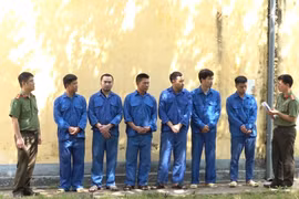 Các đối tượng tại cơ quan công an. (Ảnh: TTXVN phát)