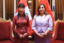 Đại sứ Phạm Thị Kim Hoa và Tổng thống nước Cộng hoà Peru Dina Boluarte. (Ảnh: TTXVN phát)