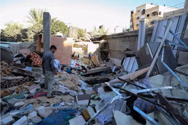 Những tòa nhà bị phá hủy sau cuộc không kích của Israel xuống thành phố Khan Younis ở Dải Gaza, ngày 21/10/2023. (Ảnh: THX/TTXVN) 