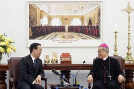 Chủ tịch nước Võ Văn Thưởng với Tổng Giám mục Nguyễn Năng, Chủ tịch Hội đồng Giám mục Việt Nam, Tổng Giám mục Tổng Giáo phận Thành phố Hồ Chí Minh. (Ảnh: Thống Nhất/TTXVN)