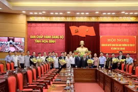 Lãnh đạo tỉnh Hòa Bình tặng hoa chúc mừng các cán bộ nhận quyết định bổ nhiệm. (Ảnh: Thanh Hải/TTXVN)
