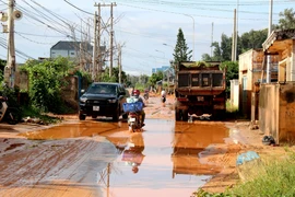 Tuyến đường Lạc Long Quân đoạn qua thôn Tiến Phú, xã Tiến thành, thành phố Phan Thiết (Bình Thuận) đã được dọn dẹp mặt đường chính, xe có thể lưu thông bình thường. (Ảnh: Nguyễn Thanh/TTXVN)