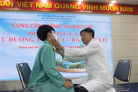 Bác sỹ Bệnh viện Tai Mũi Họng Thành phố Hồ Chí Minh khám cho bệnh nhân hóc dị vật 'di cư' ra vùng cổ. (Ảnh: Đinh Hằng/TTXVN) 
