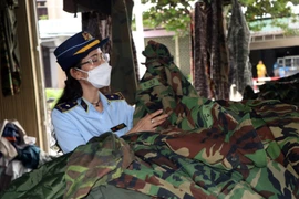 Lực lượng chức năng kiểm tra hàng hóa là quần áo rằn ri tại số 183 đường Hùng Vương, thị trấn Đăk Hà, huyện Đăk Hà (Kon Tum). (Ảnh: Cao Nguyên/TTXVN)