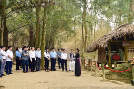 Du khách thăm lán Nà Nưa trong Khu Di tích Quốc gia Đặc biệt Tân Trào. (Ảnh: TTXVN phát)