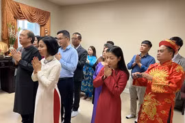 Đại sứ Việt Nam tại Mỹ Nguyễn Quốc Dũng cùng các đại biểu dâng hương tưởng nhớ các Vua Hùng. (Ảnh: Kiều Trang/TTXVN)