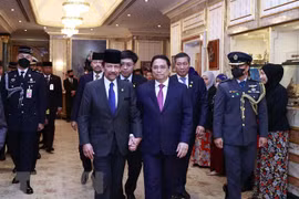 Quốc vương Hassanal Bolkiah đón Thủ tướng Phạm Minh Chính đến hội đàm. (Ảnh: Dương Giang/TTXVN) 