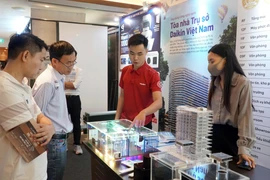 Các đại biểu tham quan các sản phẩm, dịch vụ Công trình Xanh trong khuôn khổ Tuần lễ Công trình Xanh Việt Nam 2023. (Ảnh: Văn Phúc/TTXVN) 