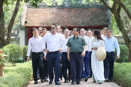 Thủ tướng Phạm Minh Chính và Thủ tướng Đại Công quốc Luxembourg Xavier Bettel tham quan Văn Miếu-Quốc Tử Giám. (Ảnh: Dương Giang/TTXVN)
