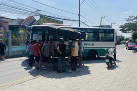Hiện trường vụ tai nạn khiến em học sinh tử vong dưới gầm xe đưa rước. (Ảnh: Lê Xuân/TTXVN)