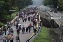 Người di cư di chuyển qua bang Chiapas (Mexico) hướng tới Mỹ ngày 9/6/2022. (Nguồn: AFP/TTXVN)
