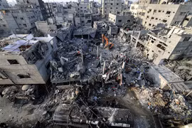 Cảnh đổ nát sau các vụ oanh tạc của Israel xuống thị trấn Khan Yunis, phía Nam Dải Gaza ngày 25/10/2023. (Ảnh: AFP/TTXVN)