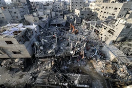 Cảnh đổ nát sau các vụ oanh tạc của Israel xuống thị trấn Khan Yunis, phía Nam Dải Gaza ngày 25/10/2023. (Ảnh: AFP/TTXVN)
