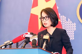 Phó Phát ngôn Bộ Ngoại giao Phạm Thu Hằng chủ trì họp báo thường kỳ tháng 5. (Ảnh: Như Quỳnh/TTXVN phát)