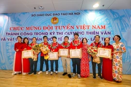 Đoàn học sinh Việt Nam đoạt giải Olympic Thiên văn và Vật lý Thiên văn Quốc tế lần thứ 16 cùng các thầy cô tại lễ đón. (Ảnh: Tuấn Đức/TTXVN) 