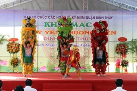 Tiết mục nghệ thuật khai mạc Lễ hội Kỳ Yên Thượng Điền Đình Bình Thủy năm 2023. (Ảnh: Trung Kiên/TTXVN) 
