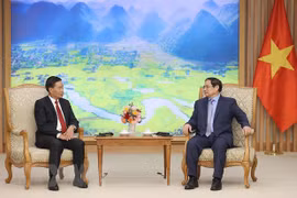 Thủ tướng Phạm Minh Chính tiếp ông Sinlavong Khoutphaythoune, Chủ tịch Ủy ban Trung ương Mặt trận Lào xây dựng đất nước. (Ảnh: Dương Giang/TTXVN) 