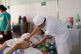 Bệnh nhi N.T.N.T. (15 tuổi, trú tại thị trấn Trảng Bom, huyện Trảng Bom) tiếp tục được theo dõi sức khỏe tại Bệnh viện Nhi đồng Đồng Nai. (Ảnh: TTXVN phát)