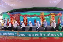 Đại biểu thực hiện nghi thức khởi công xây dựng trường Trung học Phổ thông Võ Văn Tần tại huyện Đức Hòa, tỉnh Long An. (Ảnh: Đức Hạnh/TTXVN)