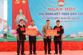 Đoàn công tác của Trung ương trao bảng tương trưng hỗ trợ công trình nhà văn hóa thôn cho các xã của huyện Cư Kuin, tỉnh Đắk Lắk. (Ảnh: Tuấn Anh/TTXVN) 