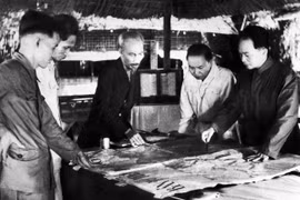 Bộ chỉ huy Chiến dịch Điện Biên Phủ: Chủ tịch Hồ Chí Minh (giữa), Đại tướng, Tổng tư lệnh Võ Nguyên Giáp (ngoài cùng bên phải) và các đồng chí trong Bộ Chỉ huy chiến dịch. (Ảnh: Tư liệu TTXVN)
