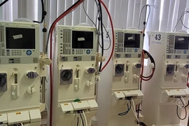 Bốn máy lọc máu nhân tạo tại Khoa Lọc máu, Bệnh viện Bà Rịa đã hư hỏng hoàn toàn không còn khả năng sửa chữa. (Ảnh: Hoàng Nhị/TTXVN)