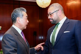 Ngoại trưởng Trung Quốc Vương Nghị và Ngoại trưởng Anh James Cleverly bên lề Hội nghị An ninh Munich tháng 2/2023. (Nguồn: CGTN) 