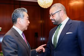 Ngoại trưởng Trung Quốc Vương Nghị và Ngoại trưởng Anh James Cleverly bên lề Hội nghị An ninh Munich tháng 2/2023. (Nguồn: CGTN) 