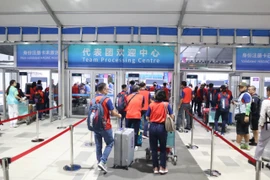Đoàn Thể thao Việt Nam nhập Làng Vận động viên ASIAD thứ 19. (Ảnh: Hoàng Linh/TTXVN)