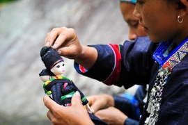 Sản phẩm búp bê với trang phục dân tộc được hoàn thiện một cách chỉn chu, tỉ mỉ. (Ảnh: Nam Thái/TTXVN)