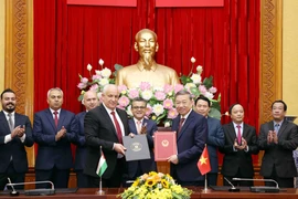 Bộ trưởng Công an Tô Lâm và Bộ trưởng Bộ Nội vụ Nhà nước Palestine Ziyad Habalreeh ký kết Bản ghi nhớ hợp tác giữa Bộ Công an Việt Nam và Bộ Nội vụ Nhà nước Palestine về phòng, chống tội phạm. (Ảnh: Phạm Kiên/TTXVN) 