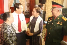 Ông Nguyễn Văn Nên, Ủy viên Bộ Chính trị, Bí thư Thành ủy Thành phố Hồ Chí Minh giao lưu, trao đổi với các đại biểu. (Ảnh: Thu Hương/TTXVN)