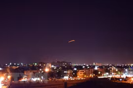 Lực lượng phòng không Syria đánh chặn tên lửa do Israel phóng xuống sân bay Damascus. (Ảnh: AFP/TTXVN) 