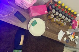 Ma túy và nhiều dụng cụ để sử dụng ma túy bị công an Thành phố Hồ Chí Minh phát hiện. (Ảnh: TTXVN phát)