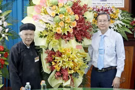 Phó Bí thư Thường trực Tỉnh ủy, Chủ tịch Hội đồng Nhân dân tỉnh An Giang Lê Văn Nưng (phải) tặng hoa chúc mứng Ban Trị sự Trung ương Giáo hội Phật giáo Hòa Hảo nhân kỷ niệm 84 năm Ngày Đức Huỳnh Giáo chủ khai sáng đạo Phật giáo Hòa Hảo. (Ảnh: Công Mạo/TTX