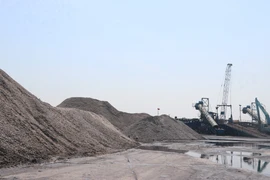 Các mặt hàng tập kết ở cầu cảng Hợp Thịnh gây phát tán bụi (khi có gió mạnh) ra Khu phố 6, thị trấn Cửa Việt, huyện Gio Linh (Quảng Trị). (Ảnh: Nguyên Lý/TTXVN)