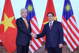 Thủ tướng Phạm Minh Chính và Thủ tướng Malaysia Dato’ Sri Ismail Sabri bin Yaakob chụp ảnh chung. (Ảnh: Dương Giang/TTXVN)