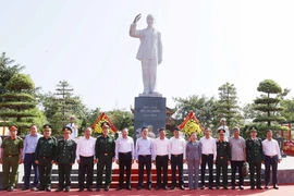 Chủ tịch nước Võ Văn Thưởng và các đại biểu tại tượng đài Chủ tịch Hồ Chí Minh trong Di tích Quốc gia Đặc biệt Khu Lưu niệm Chủ tịch Hồ Chí Minh, huyện Cô Tô, Quảng Ninh. (Ảnh: Thống Nhất/TTXVN) 